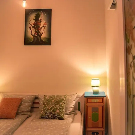 Seek And Hide - Little Emma's Hideaway *