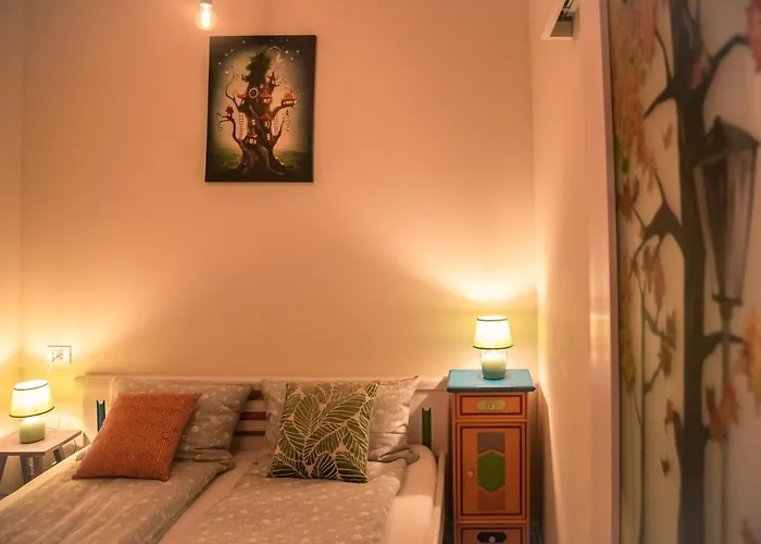 Seek And Hide - Little Emma's Hideaway *